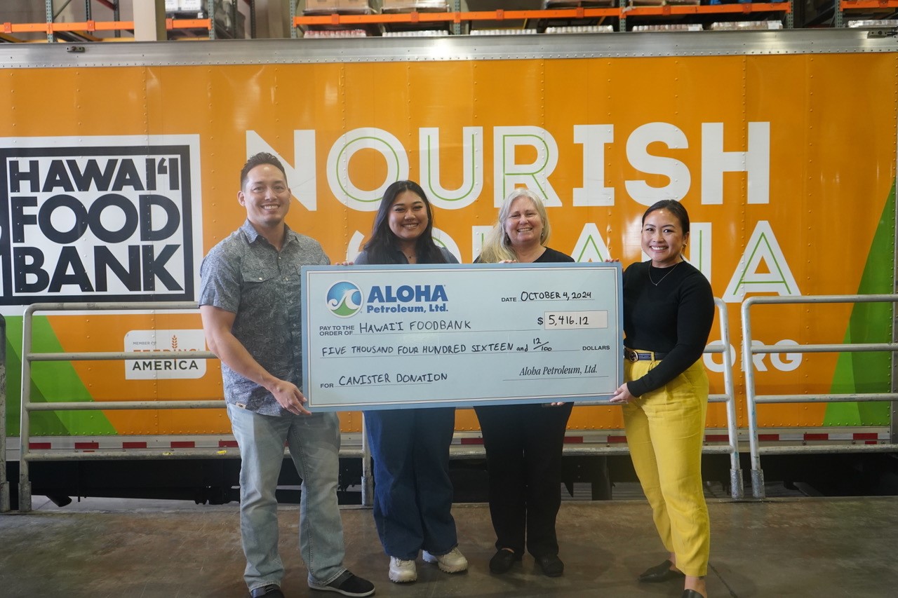 Aloha Gas representatives presenting a check to Hawai'i Foodbank