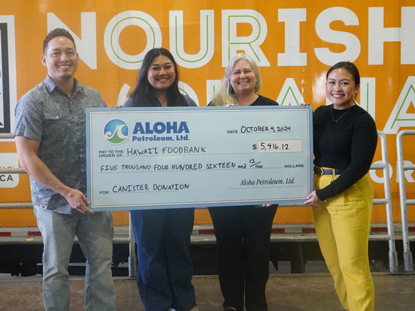 Aloha Gas representatives presenting a check to Hawai'i Foodbank